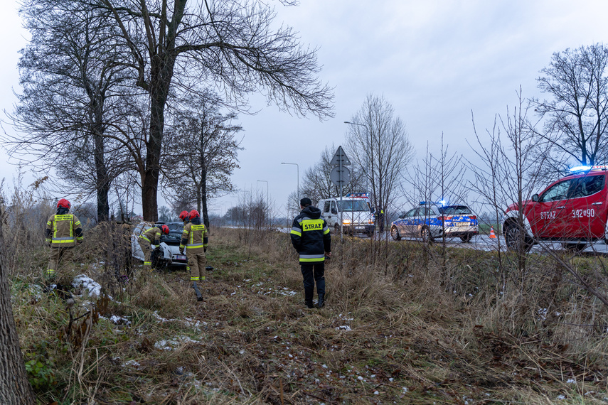 19-latka uderzyła w drzewo na "starej siódemce" zdjęcie nr 275356