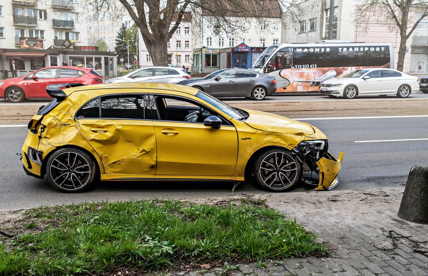 Zderzenie trzech aut na al. Grunwaldzkiej zdjęcie nr 283572