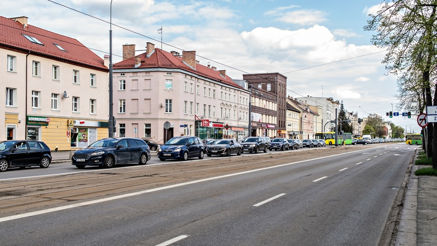 Zderzenie trzech aut na al. Grunwaldzkiej zdjęcie nr 283575