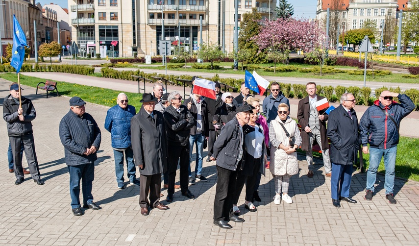 Przy pomniku o polityce zdjęcie nr 283699