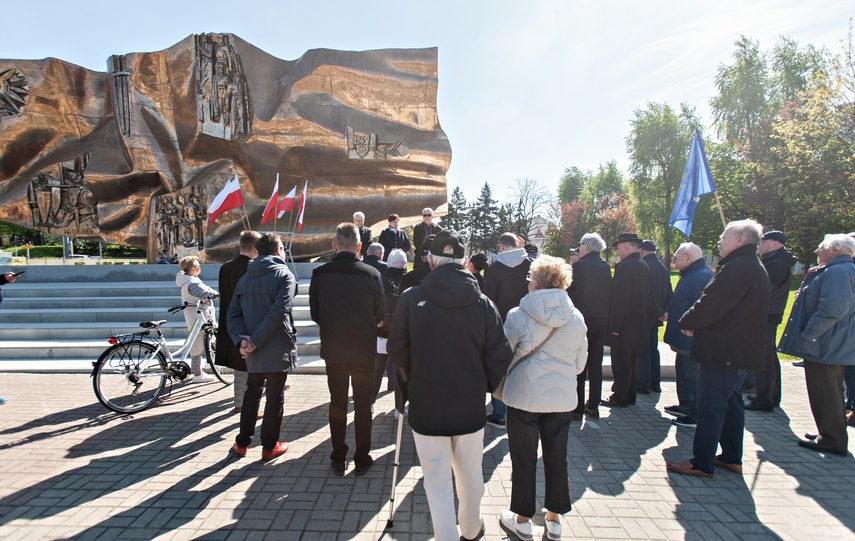 Przy pomniku o polityce zdjęcie nr 283707