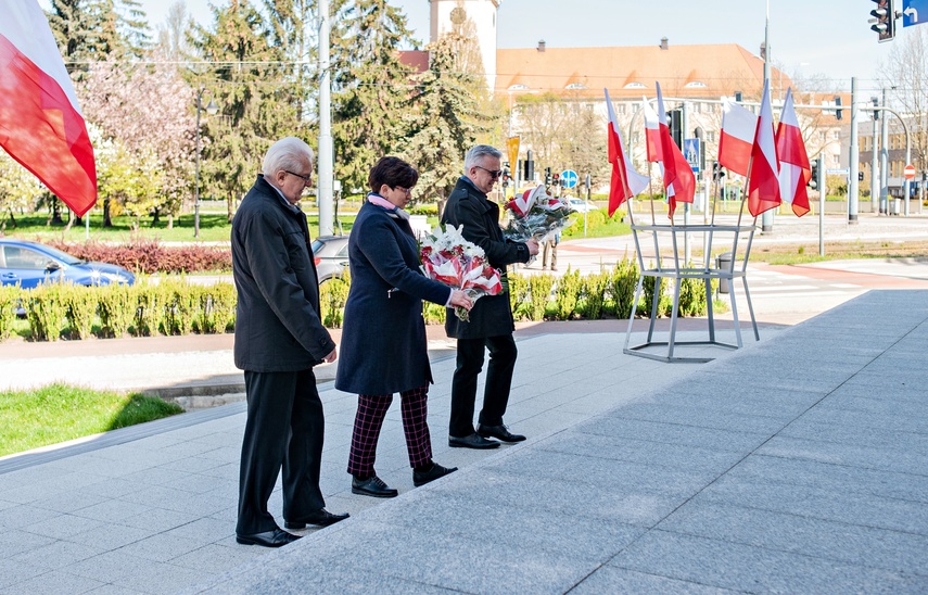 Przy pomniku o polityce zdjęcie nr 283697