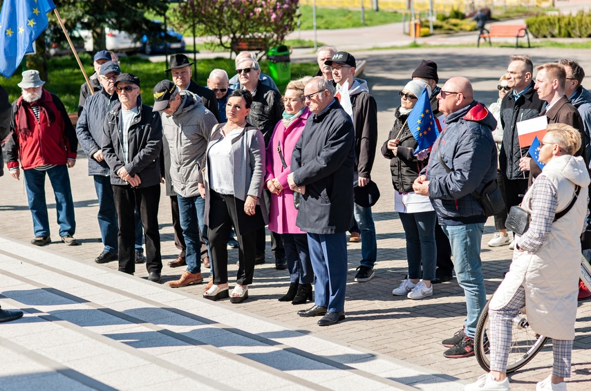 Przy pomniku o polityce zdjęcie nr 283705