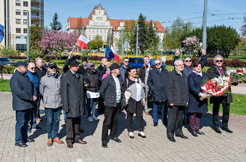 Elbląg Przy pomniku o polityce