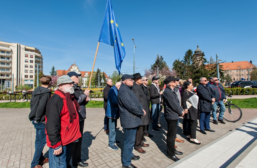 Przy pomniku o polityce zdjęcie nr 283702