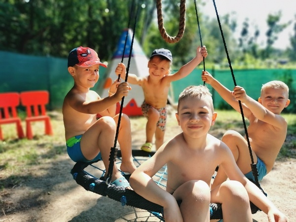 Niesamowity, leśny park zabaw Żłobka, Przedszkola i Zerówki Mały Europejczyk w Elblągu zdjęcie nr 289135