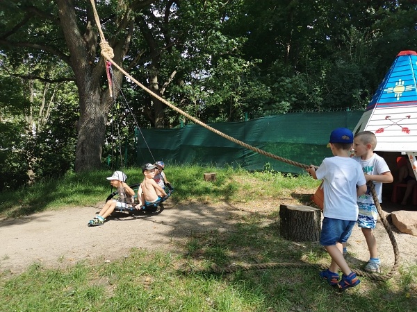 Niesamowity, leśny park zabaw Żłobka, Przedszkola i Zerówki Mały Europejczyk w Elblągu zdjęcie nr 289140