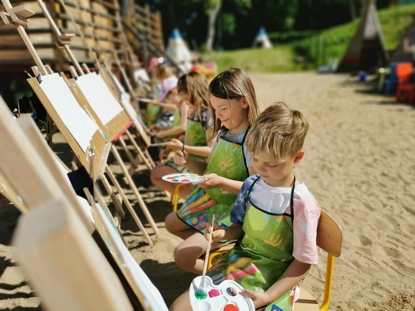 Niesamowity, leśny park zabaw Żłobka, Przedszkola i Zerówki Mały Europejczyk w Elblągu zdjęcie nr 289151