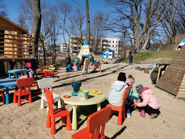 Niesamowity, leśny park zabaw Żłobka, Przedszkola i Zerówki Mały Europejczyk w Elblągu zdjęcie nr 289144