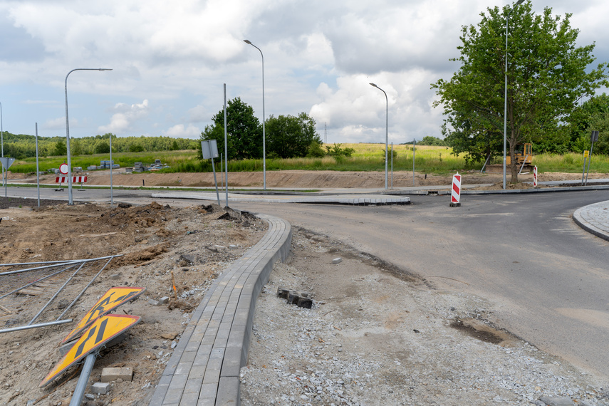 Ulica gotowa, trwają prace na rondzie zdjęcie nr 289208