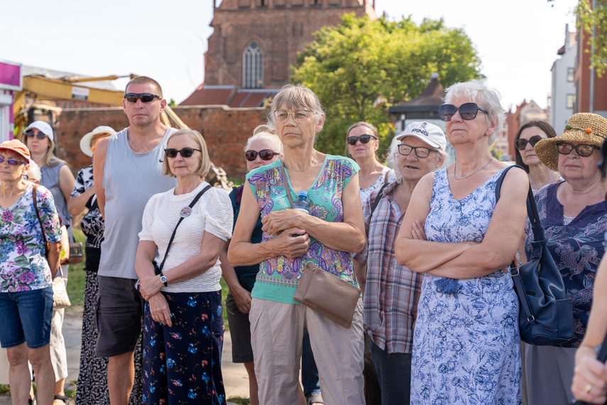 Z przewodnikiem poznawali początki historii Elbląga zdjęcie nr 289288