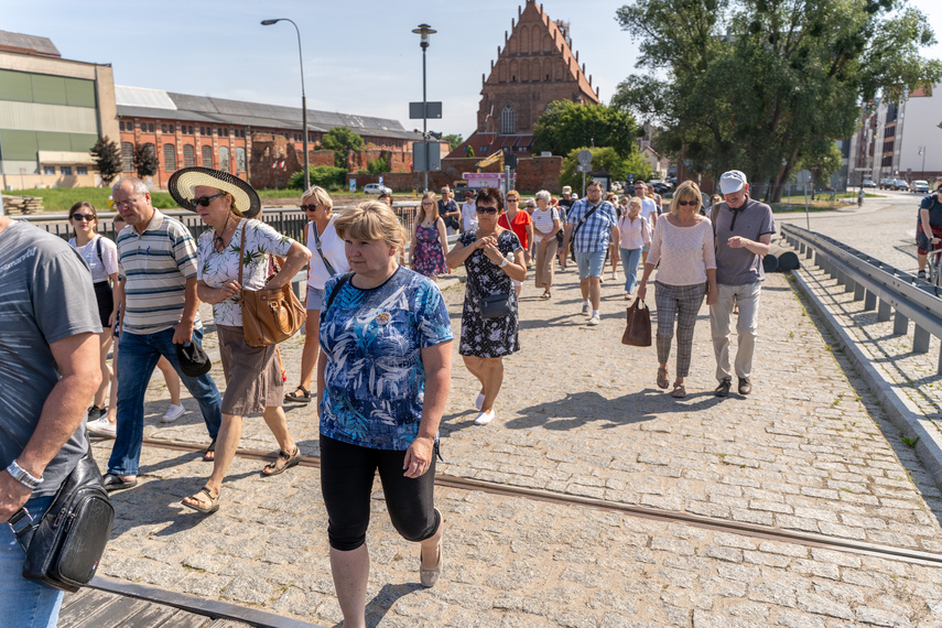 Z przewodnikiem poznawali początki historii Elbląga zdjęcie nr 289290