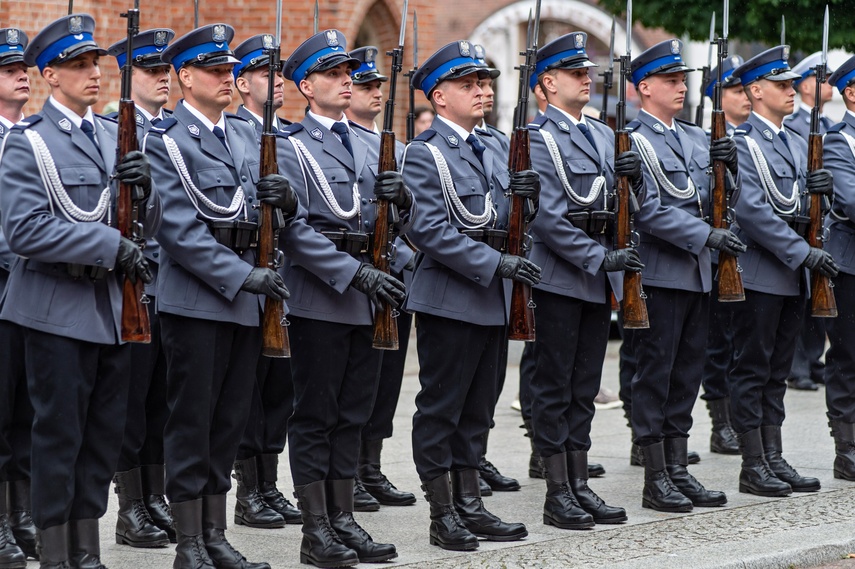 Apel i festyn. Policjanci świętują w Elblągu zdjęcie nr 289701