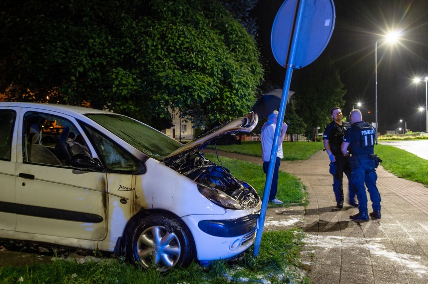 Auto stanęło w płomieniach zdjęcie nr 290201