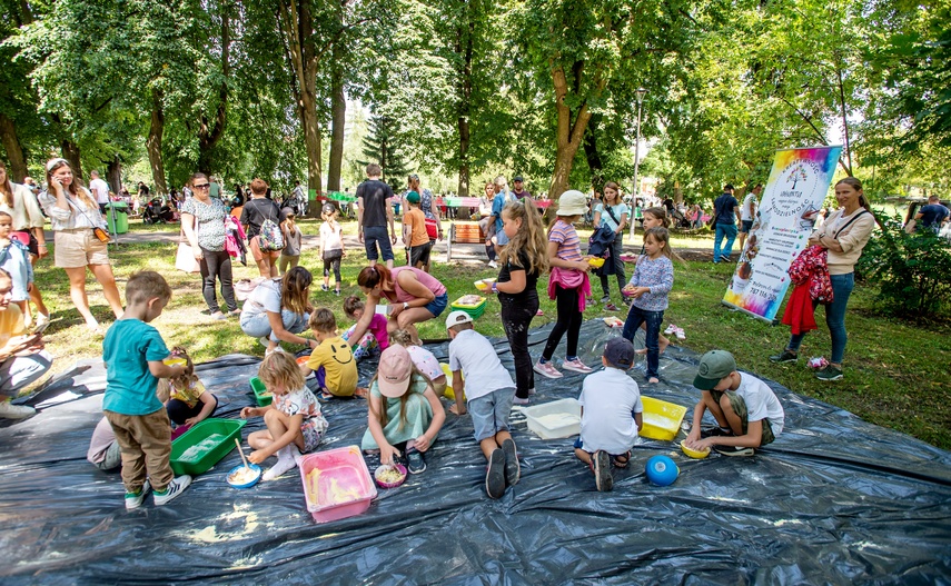 Rodzinnie w parku Traugutta zdjęcie nr 290235