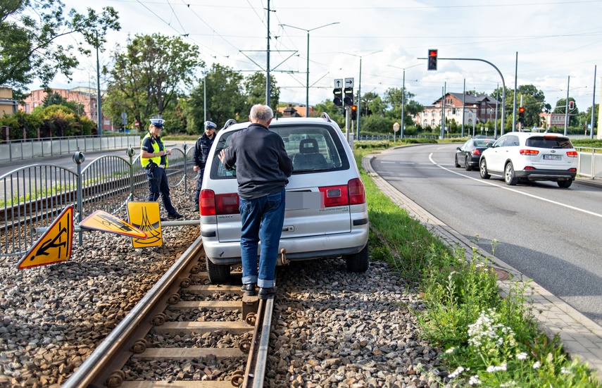 Wjechał na tory i zablokował ruch tramwajów zdjęcie nr 290618