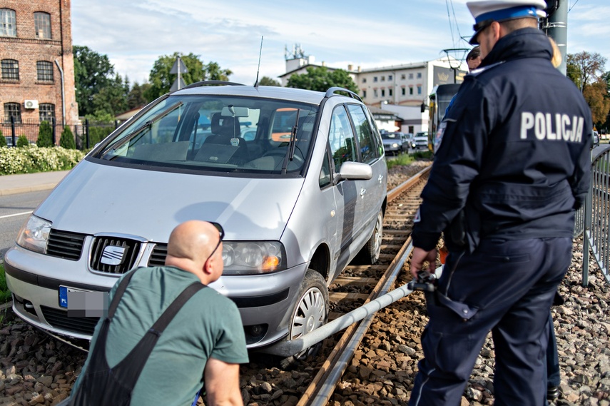 Wjechał na tory i zablokował ruch tramwajów zdjęcie nr 290620