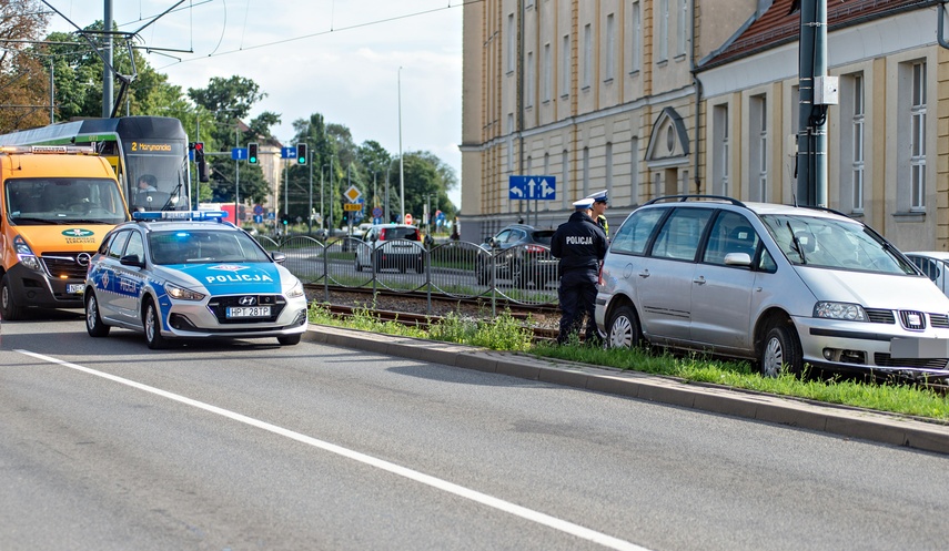 Wjechał na tory i zablokował ruch tramwajów zdjęcie nr 290616