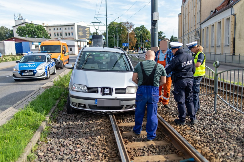 Wjechał na tory i zablokował ruch tramwajów zdjęcie nr 290619