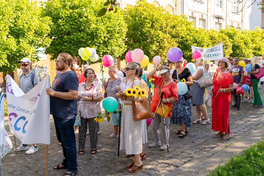 Seniorzy przemaszerowali przez miasto zdjęcie nr 292628