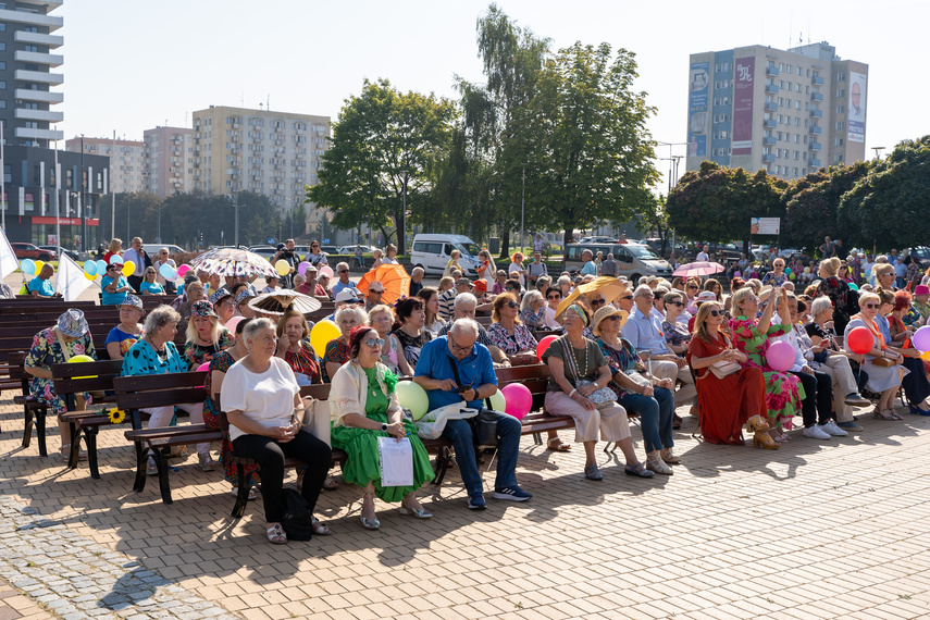 Seniorzy przemaszerowali przez miasto zdjęcie nr 292697