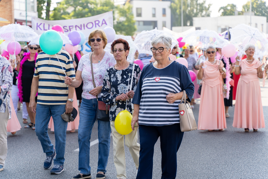 Seniorzy przemaszerowali przez miasto zdjęcie nr 292667