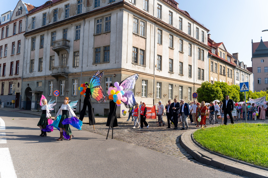 Seniorzy przemaszerowali przez miasto zdjęcie nr 292636