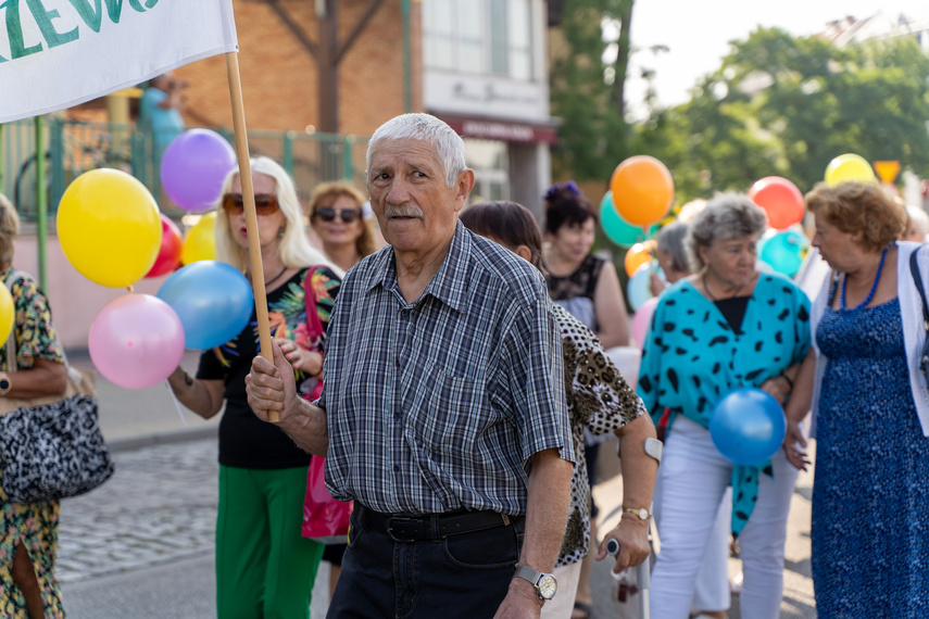 Seniorzy przemaszerowali przez miasto zdjęcie nr 292670