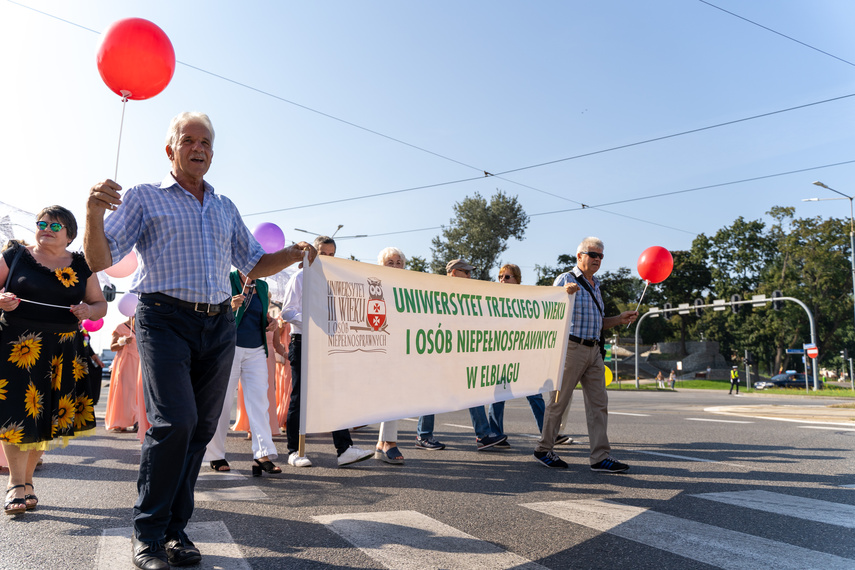 Seniorzy przemaszerowali przez miasto zdjęcie nr 292654