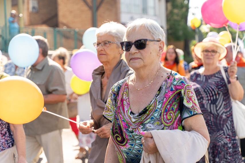 Seniorzy przemaszerowali przez miasto zdjęcie nr 292673