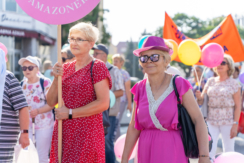 Seniorzy przemaszerowali przez miasto zdjęcie nr 292675