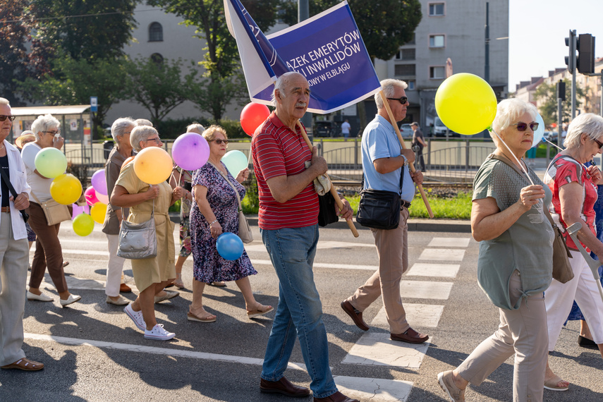 Seniorzy przemaszerowali przez miasto zdjęcie nr 292656