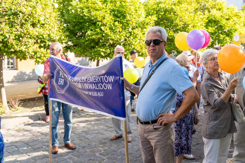 Seniorzy przemaszerowali przez miasto zdjęcie nr 292630