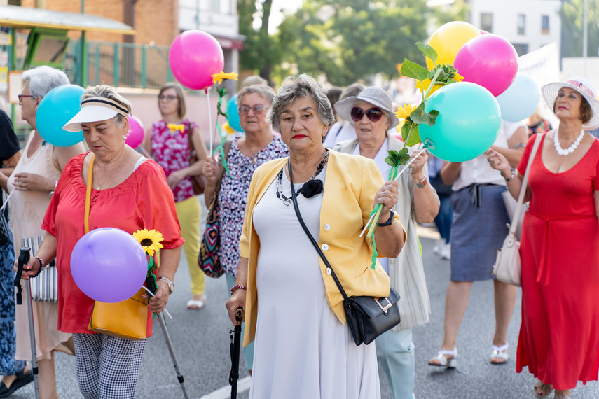 Seniorzy przemaszerowali przez miasto zdjęcie nr 292669