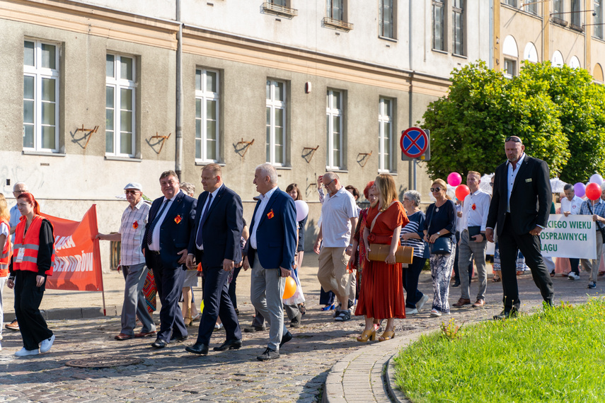 Seniorzy przemaszerowali przez miasto zdjęcie nr 292637