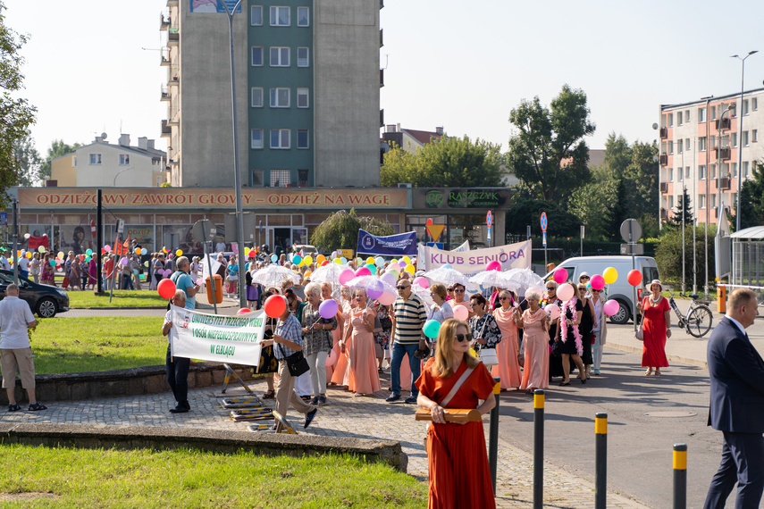 Seniorzy przemaszerowali przez miasto zdjęcie nr 292685