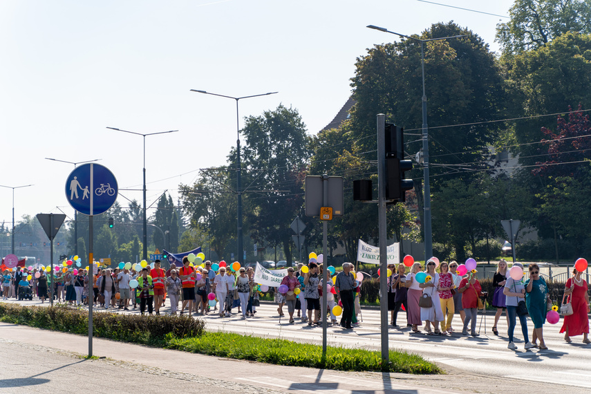 Seniorzy przemaszerowali przez miasto zdjęcie nr 292653