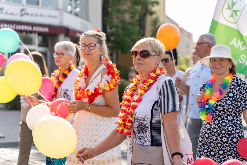 Seniorzy przemaszerowali przez miasto zdjęcie nr 292678