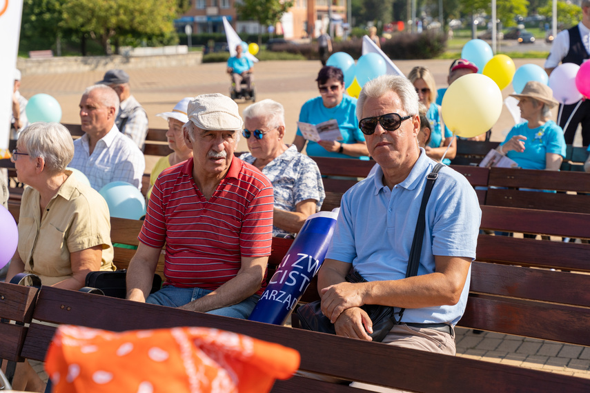 Seniorzy przemaszerowali przez miasto zdjęcie nr 292691