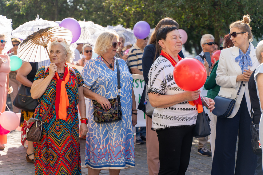 Seniorzy przemaszerowali przez miasto zdjęcie nr 292631