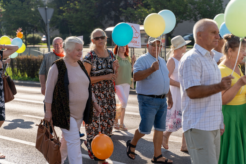 Seniorzy przemaszerowali przez miasto zdjęcie nr 292657