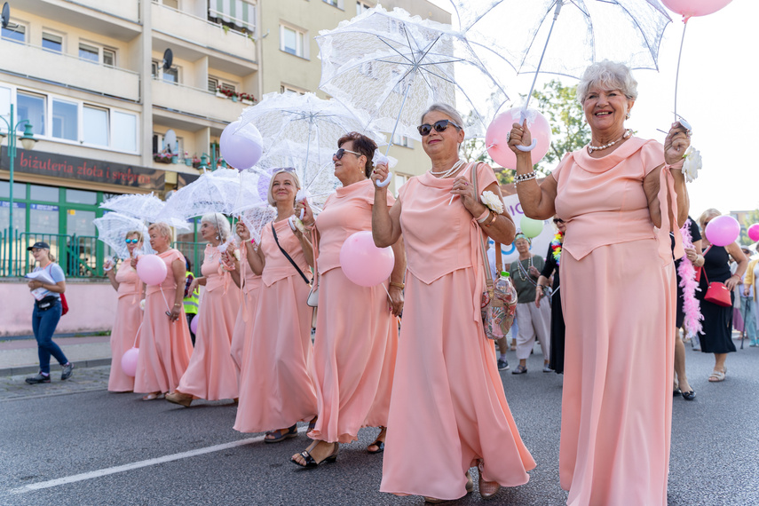 Seniorzy przemaszerowali przez miasto zdjęcie nr 292668