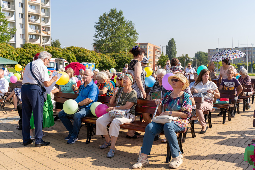 Seniorzy przemaszerowali przez miasto zdjęcie nr 292689