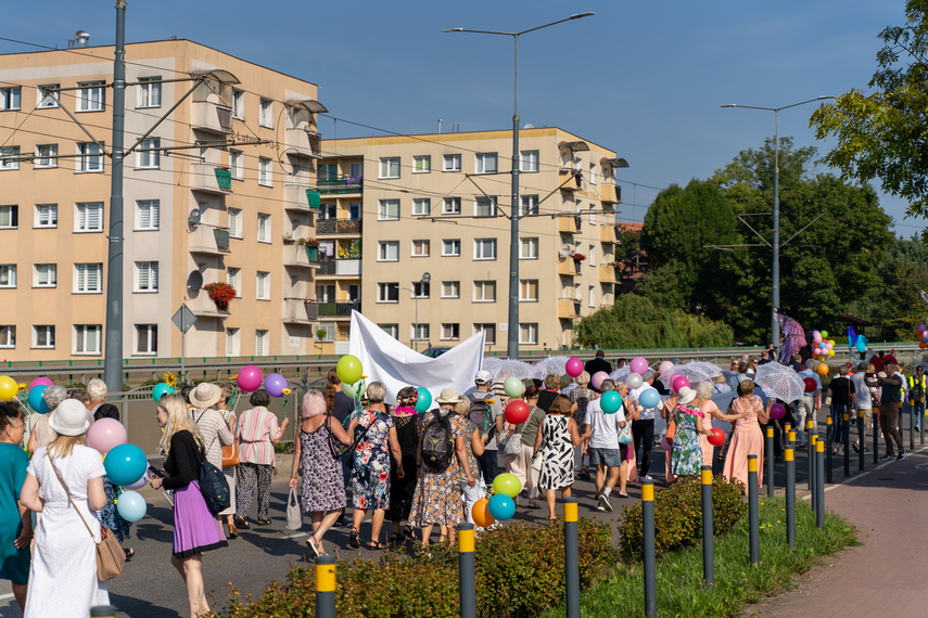 Seniorzy przemaszerowali przez miasto zdjęcie nr 292661