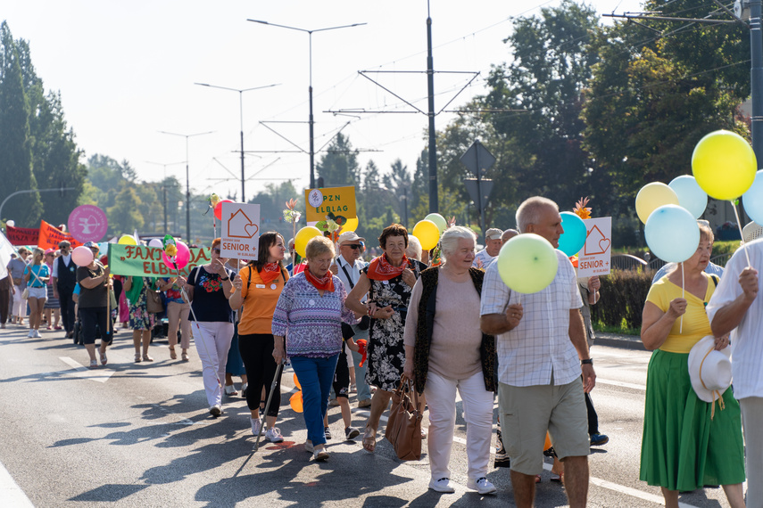 Seniorzy przemaszerowali przez miasto zdjęcie nr 292655