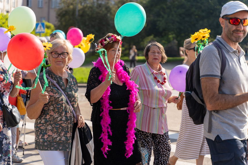 Seniorzy przemaszerowali przez miasto zdjęcie nr 292645