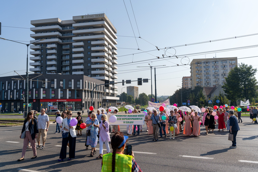 Seniorzy przemaszerowali przez miasto zdjęcie nr 292683