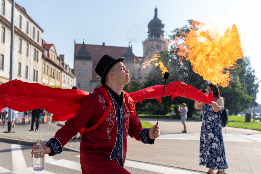 Seniorzy przemaszerowali przez miasto zdjęcie nr 292638