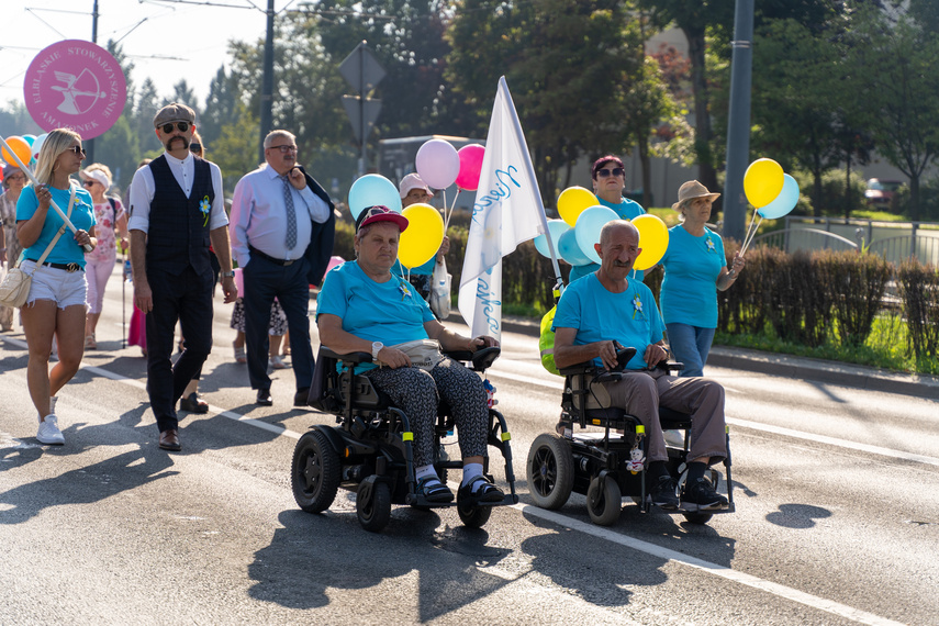 Seniorzy przemaszerowali przez miasto zdjęcie nr 292660