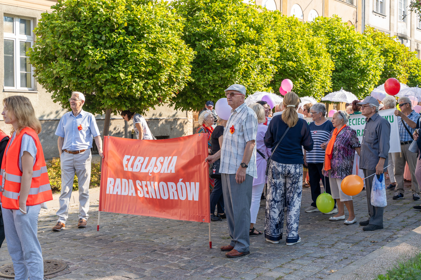 Elbląg Seniorzy przemaszerowali przez miasto